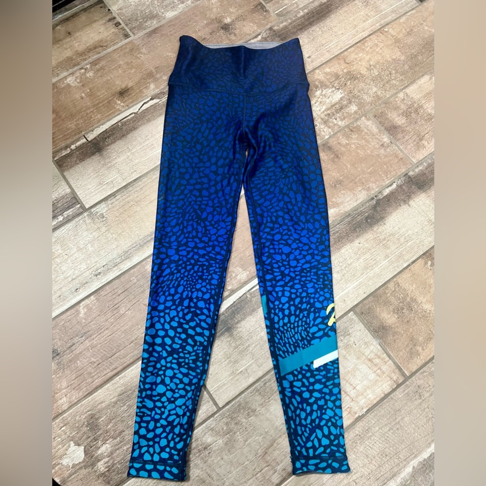 With Brand Peloton work out leggings. Size small never worn
